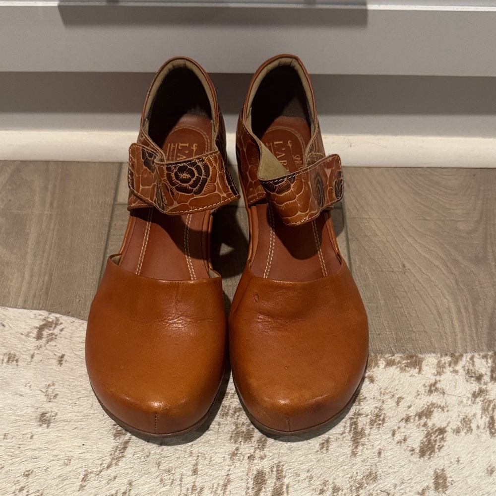 L'ATISTE Cognac Leather Mary Jane Clogs with Embroidered Strap